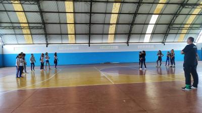 Escola Municipal Leocádio José Correia desenvolveu o projeto de socialização através de prática esportiva